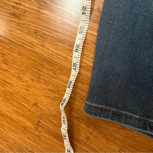 Lane Bryan Venezia Embroidered High Rise Medium Wash Blue Jeans. Size 18 - Picture 13 of 14